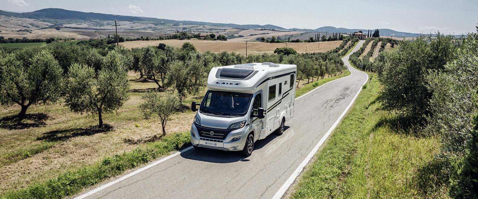 camper su strada di campagna